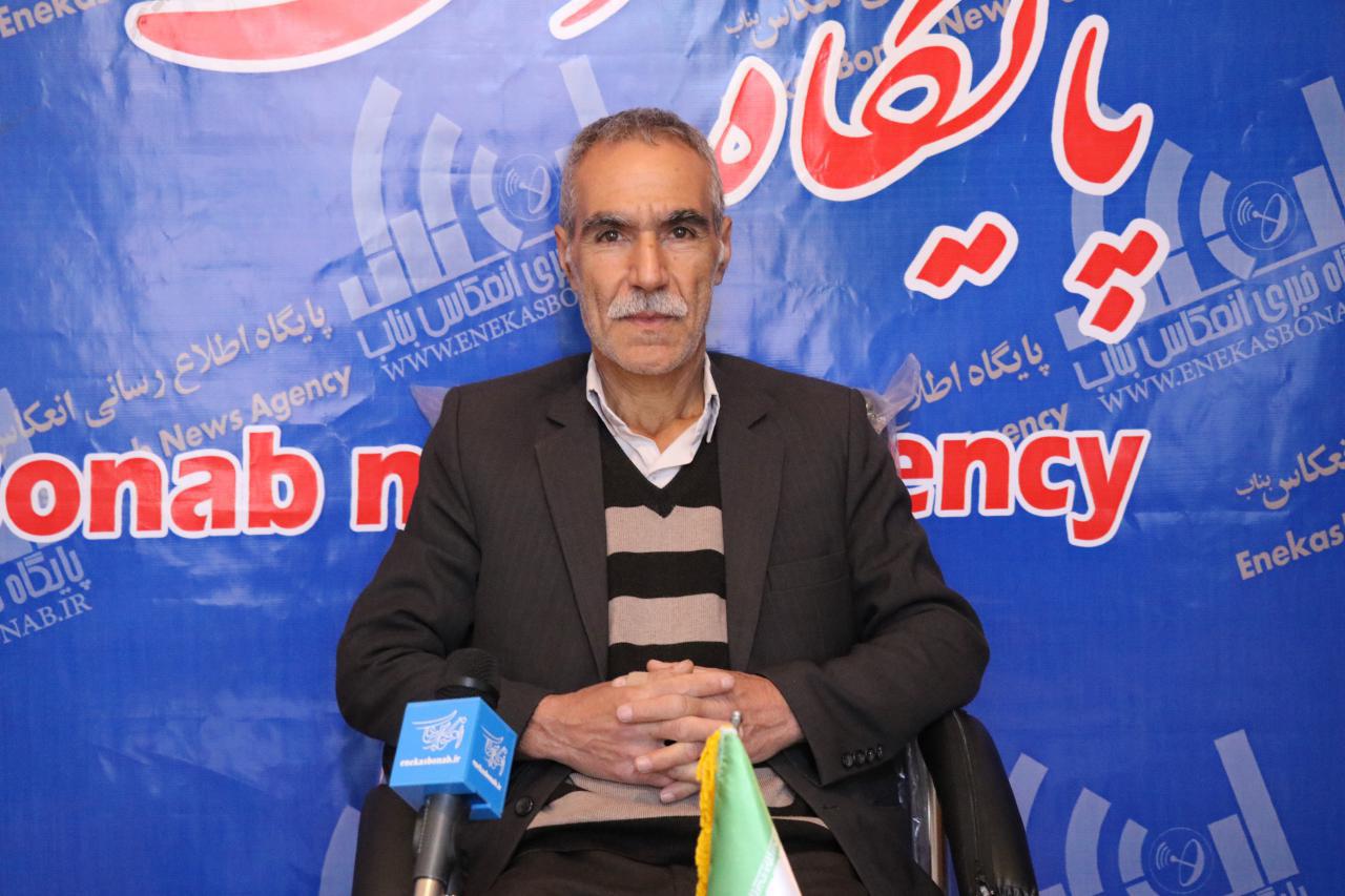 اکثر اشعار من در راستای تقویت وحدت ملی است/ شعر باید مشکلات و آسیب های های جامعه را نشان دهد