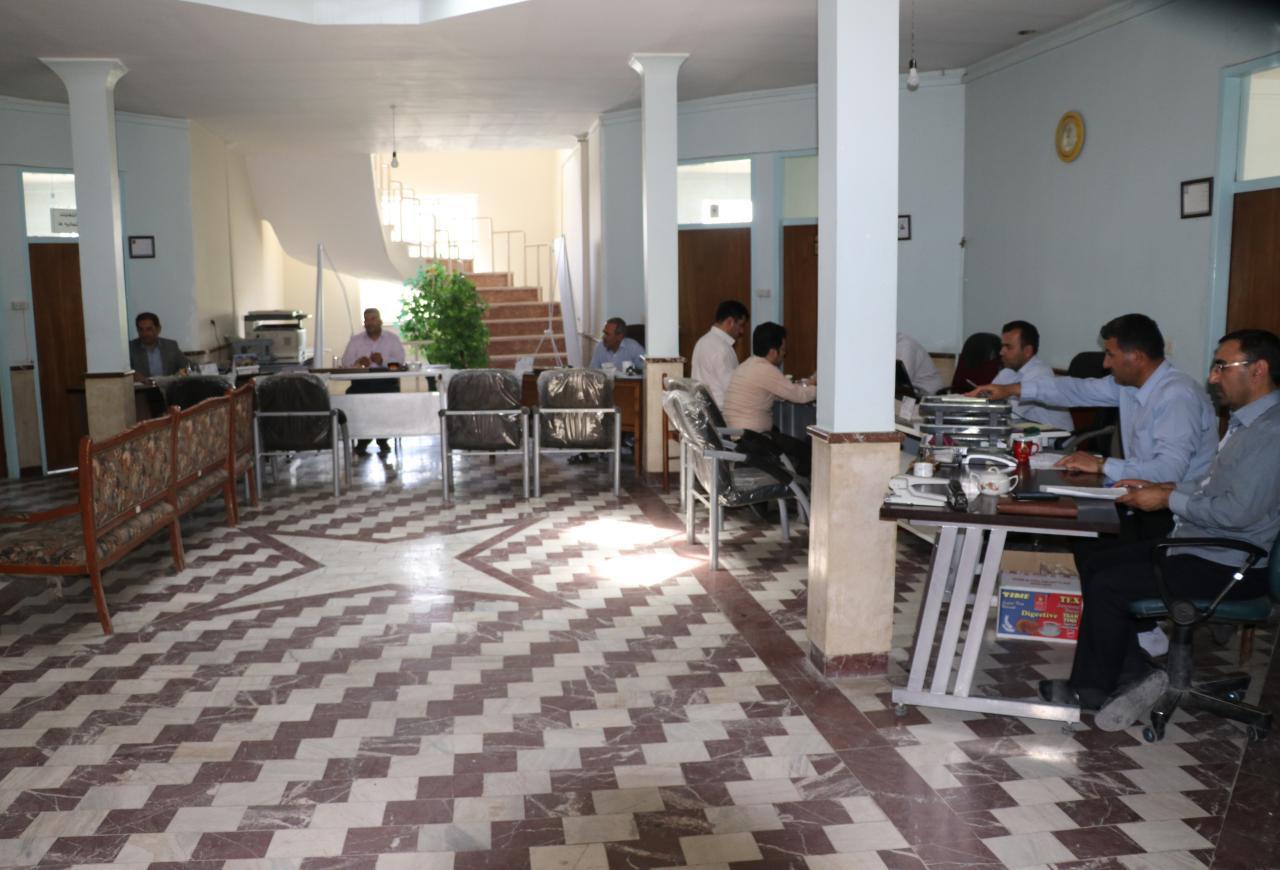 اقدام شایسته کارکنان اداره صنعت و معدن بناب در جهت کاهش مصرف برق/ میزکاری کارکنان به سالن کشیده شد+ تصاویر