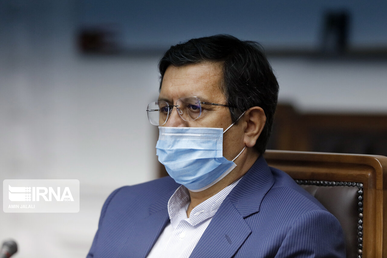 همتی: بازار ارز در روزهای آینده به آرامش می‌رسد