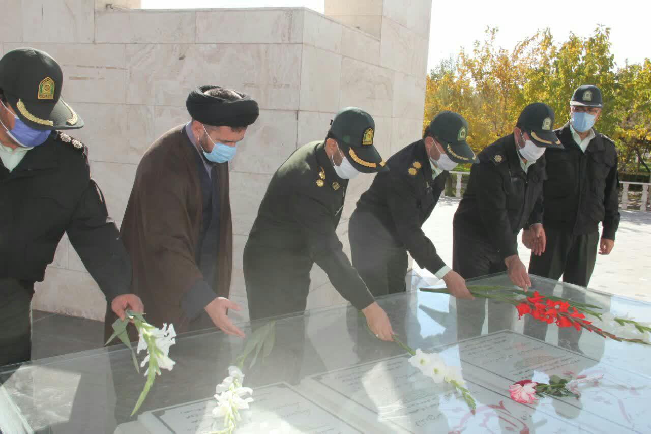 غبار روبی و عطرافشانی گلزار شهداء به مناسبت گرامیداشت هفته ناجا در بناب+تصاویر