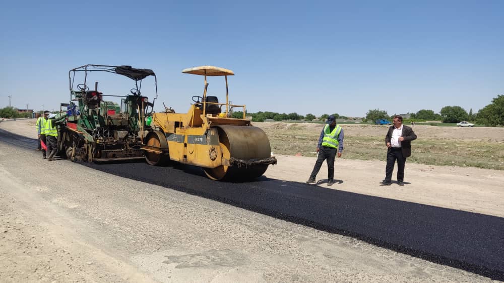 اجرای روکش آسفالتی راه روستایی ینگی کند خانه برق به طول ۲ کیلومتر