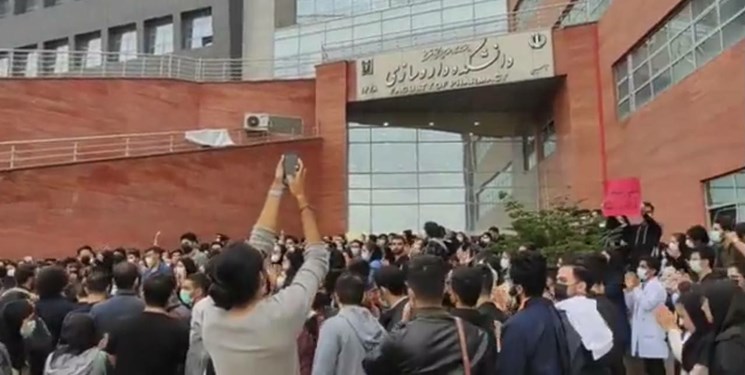 روایت فارس از تجمع دانشجویی دانشگاه علوم پزشکی تبریز
