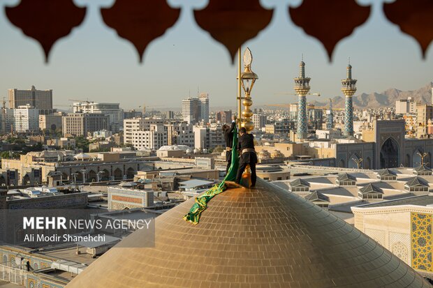 پرچم گنبد و پوش ضریح مطهر امام رضا(ع) تعویض شد