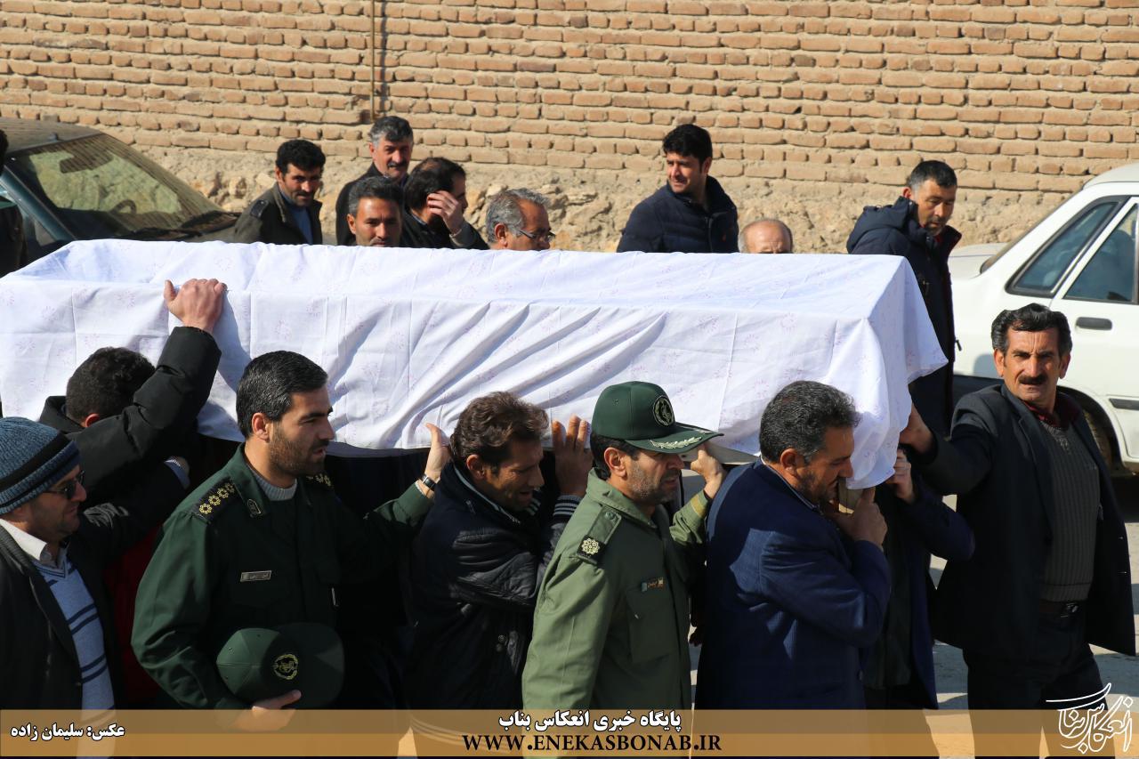 پیکر مادر دو شهید دوران دفاع مقدس در روستای چلقای بناب تشییع و به خاک سپرده شد+ تصاویر