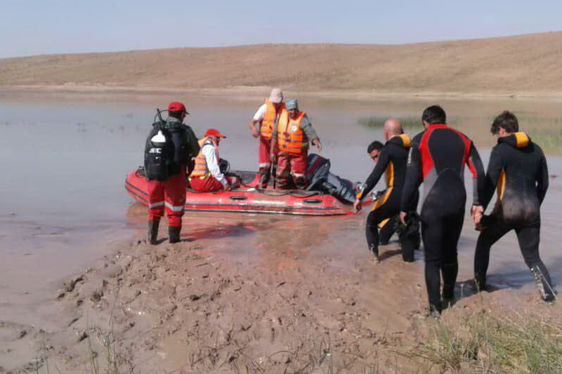 اکیپ غواصی هلال احمر به جست‎وجوی فیلمبردار و قایقران غرق شده در سد میانه رفتند
