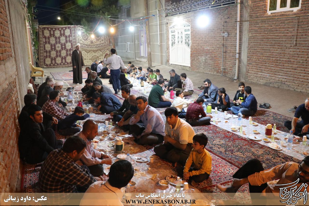 ضیافت افطاری ساده و همگانی در خیابان شهید باقری بنابی برگزار شد+ تصاویر