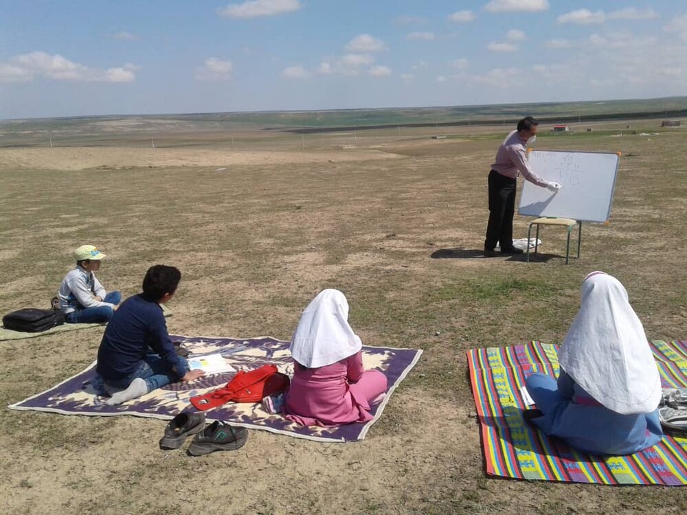 آموزش انسانیت یک معلم در فقدان تکنولوژی و امکانات آموزشی