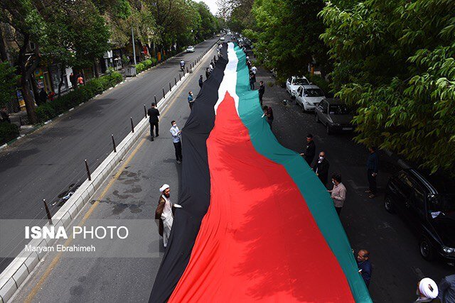 یکی از “بزرگترین پرچم‌های فلسطین” در تبریز به حرکت در آورده شد