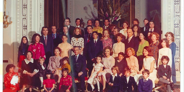 و چین، سلطنتطلبها رژیم پهلوی را حافظ تمامیت ارضی ایران معرفی کرده و نظام را مورد انتقاد قرار میدهند؛ در حالی که پهلویها در تاریخ به عنوان زمینخوار مردم و زمینده به بیگانگان شناخته میشوند.