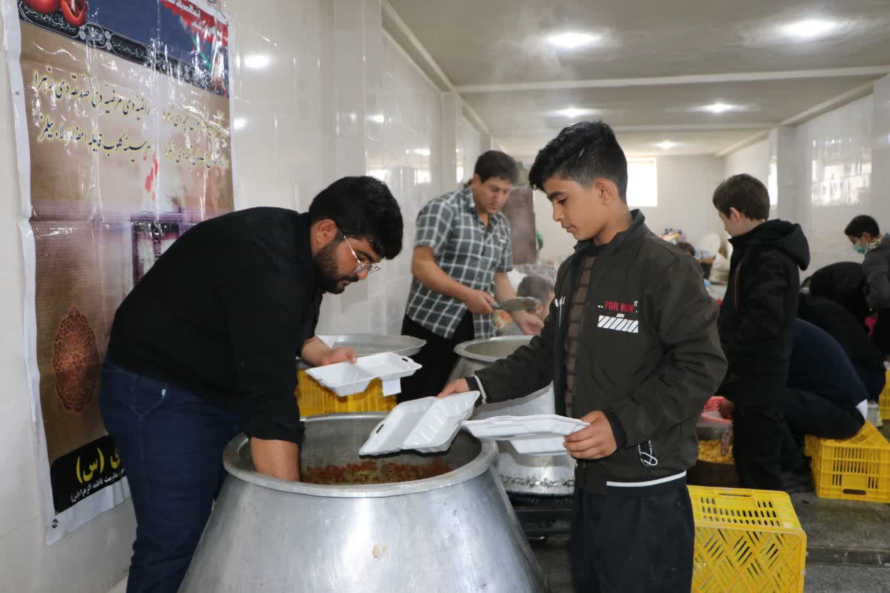 توزیع ۱۰۰۰ پُرس غذای گرم در روستای تازه کند زوارق