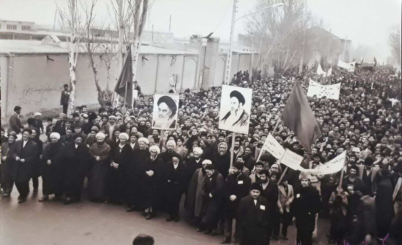 حضور اقشار مختلف مردم در مراسمات و راهپیمایی های اوایل انقلاب در بناب