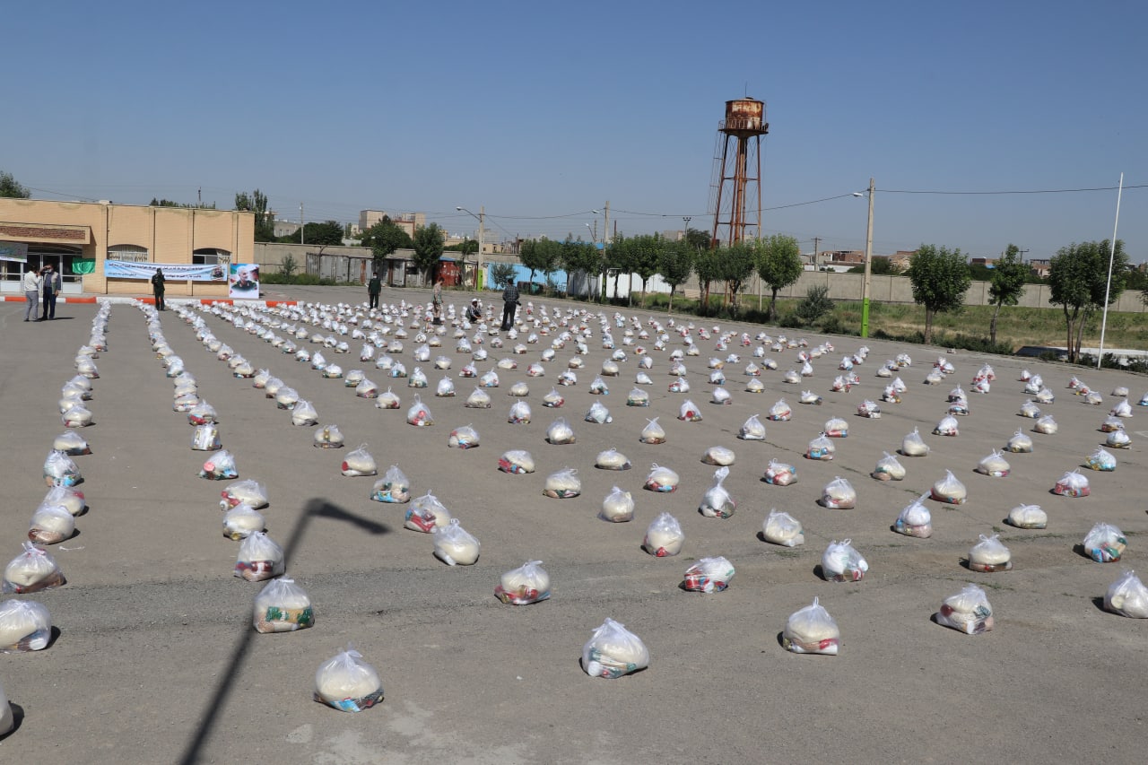 اهدای ۵۰۰ بسته معیشتی به نیازمندان و تصاویر