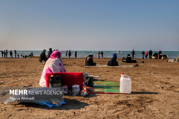 پای مسافران به دریا رسید/استقبال گردشگران از بازگشایی ساحل