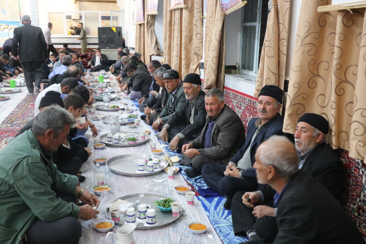 دهمین ضیافت افطاری اطعام علوی در روستای آلقو برگزار شد/ حیدری: تحمیل آلزایمر سیاسی یکی از اهداف دشمن علیه ملت ایران