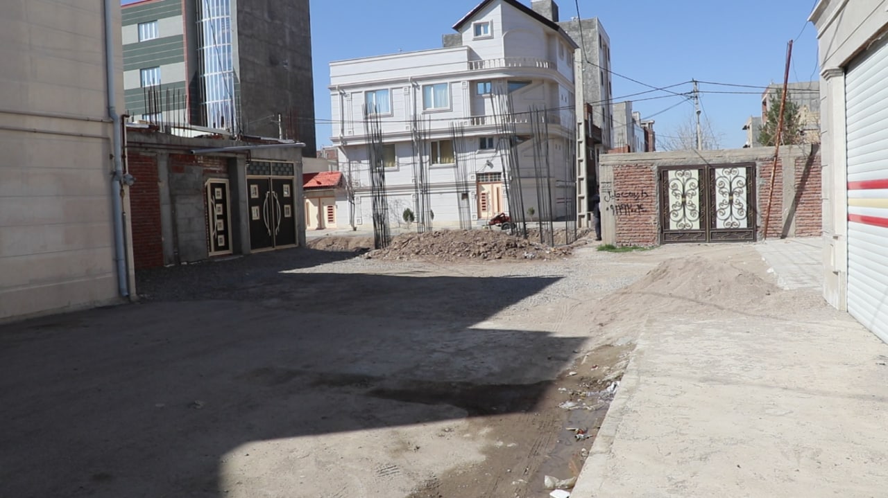 مشکل ورودی اهالی صنوبر ۲۸ در کوی شهرداری بناب+ فیلم