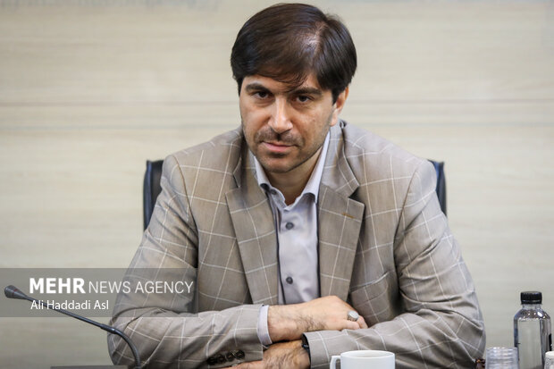 برای مقابله با کسری بودجه باید فرامین فرابودجه‌ای دولت کاهش یابد