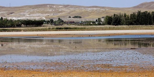 تنها ۱۰ درصد آب انتقالی به تالاب قوریگل می رسد/ تخریب مسیرهای انتقال آب