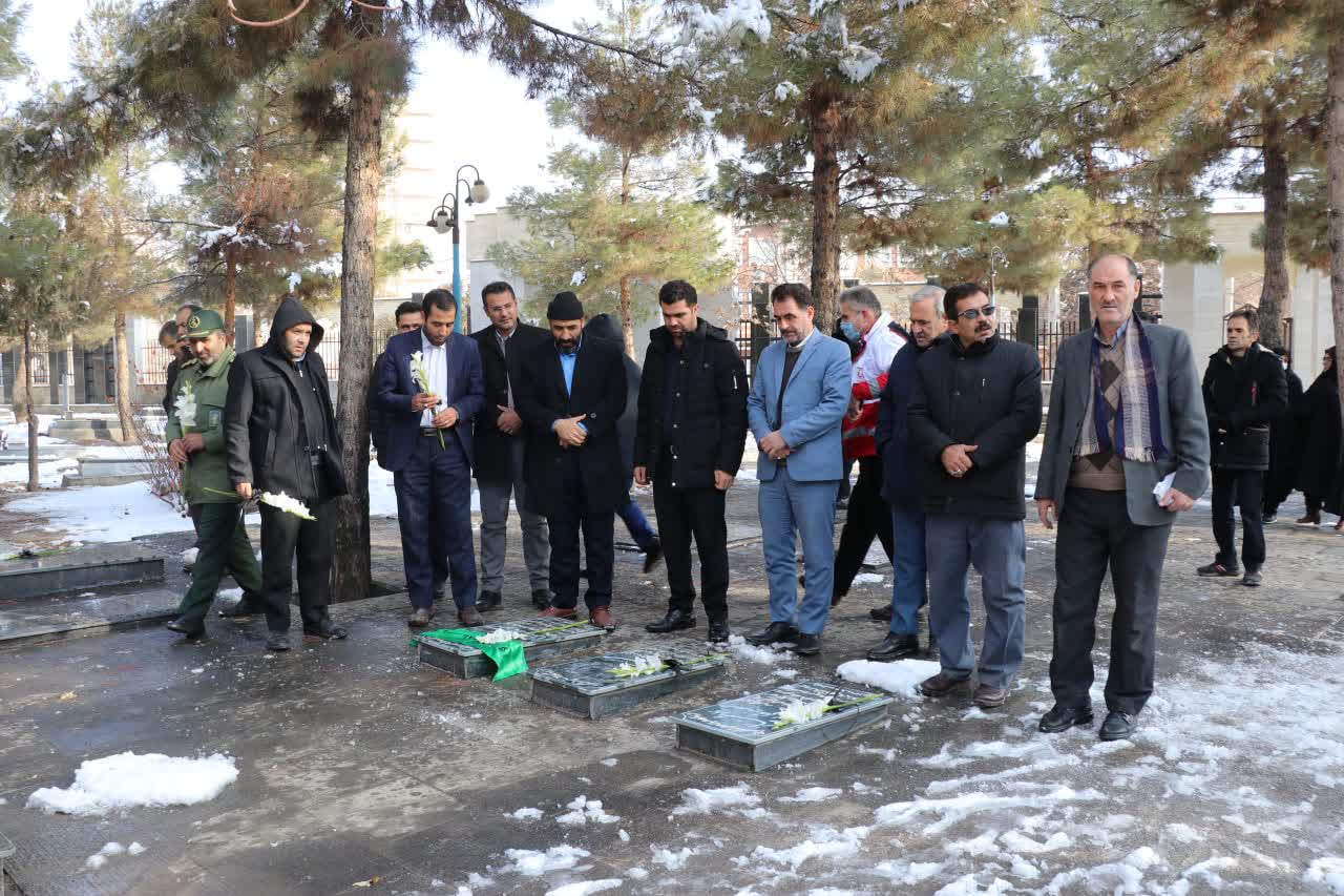 بانوان بنابی به مقام همسران و مادران شهیدان ادای احترام کردند