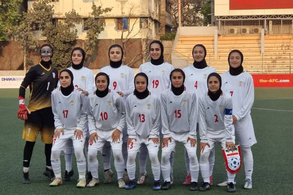 دختران ایران میزبان مسابقات را گلباران کردند