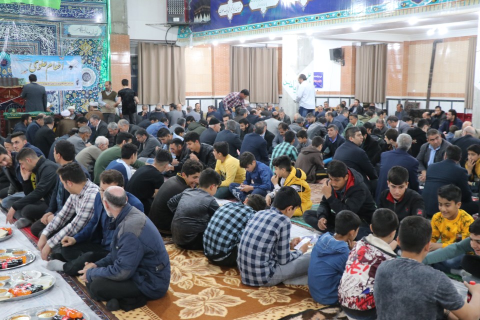 برپایی ضیافت اطعام علوی در مسجد صحرای بناب