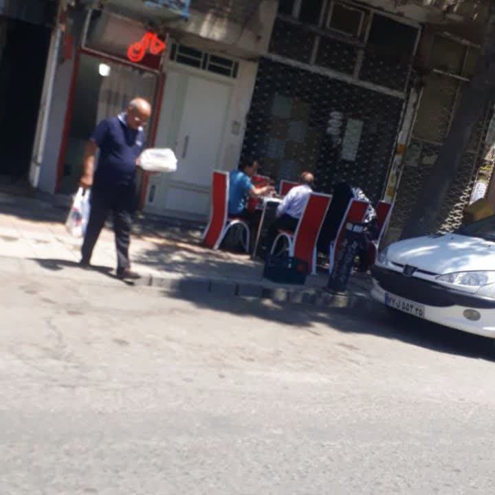 پیاده خوری به سبکی جدید/ از شیوه‌های نوین سد معبر در بناب!