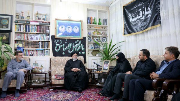 آیت‌الله رئیسی: خانواده شهدا در عرصه جهاد تبیین بسیار اثرگذارند