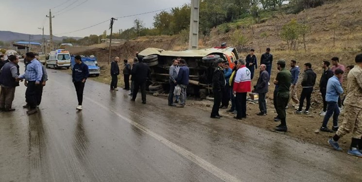 واژگونی مینیبوس با یک کشته و ۱۹ مصدوم در عجبشیر