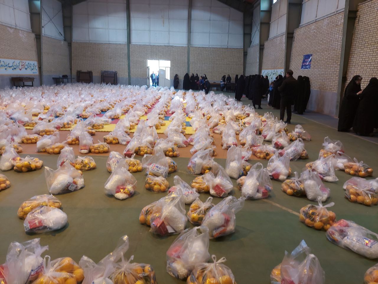اهدای ۱۷۰۰ بسته یلدایی و ۱۵۰ بسته معیشتی به نیازمندان بناب