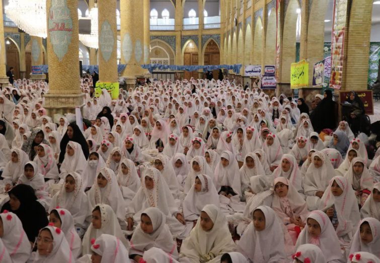 جشن تکلیف هزار و ۳۰۰ دانش آموز دختر در بناب