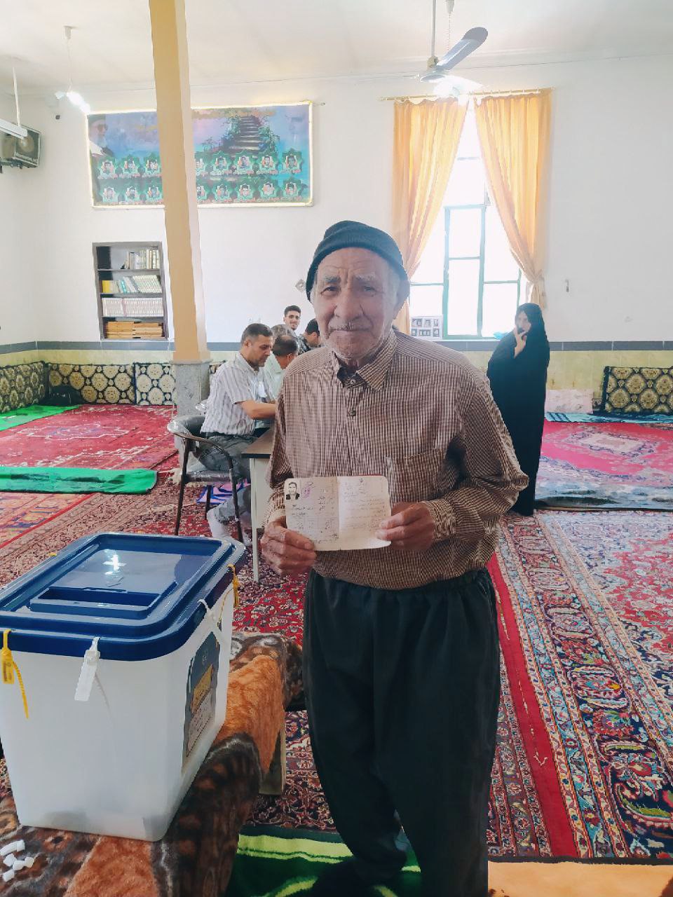 حضور پیرمرد ۹۷ ساله بنابی در انتخابات ۸تیر