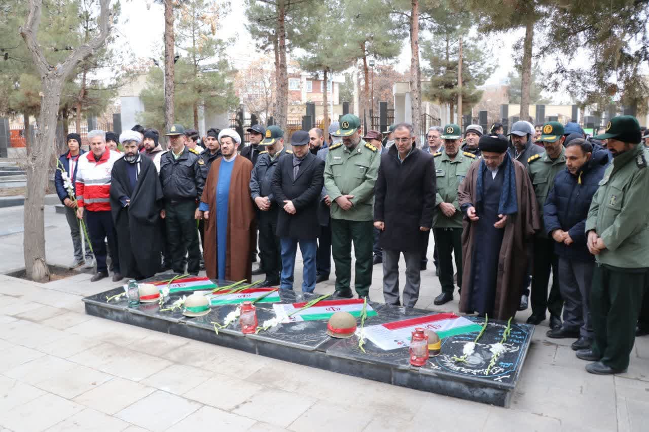 مزار شهدای گلگون کفن بناب غبار روبی و عطر افشانی شد