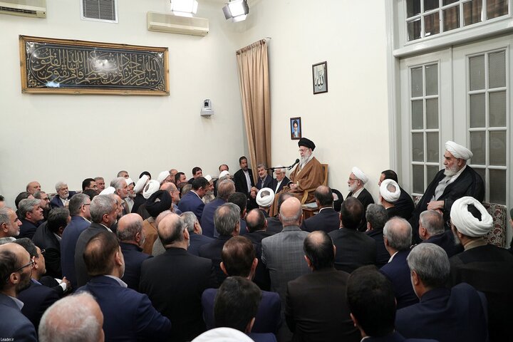 رهبر انقلاب: به گفتگوها نه خیلی خوشبین و نه خیلی بدبین هستیم