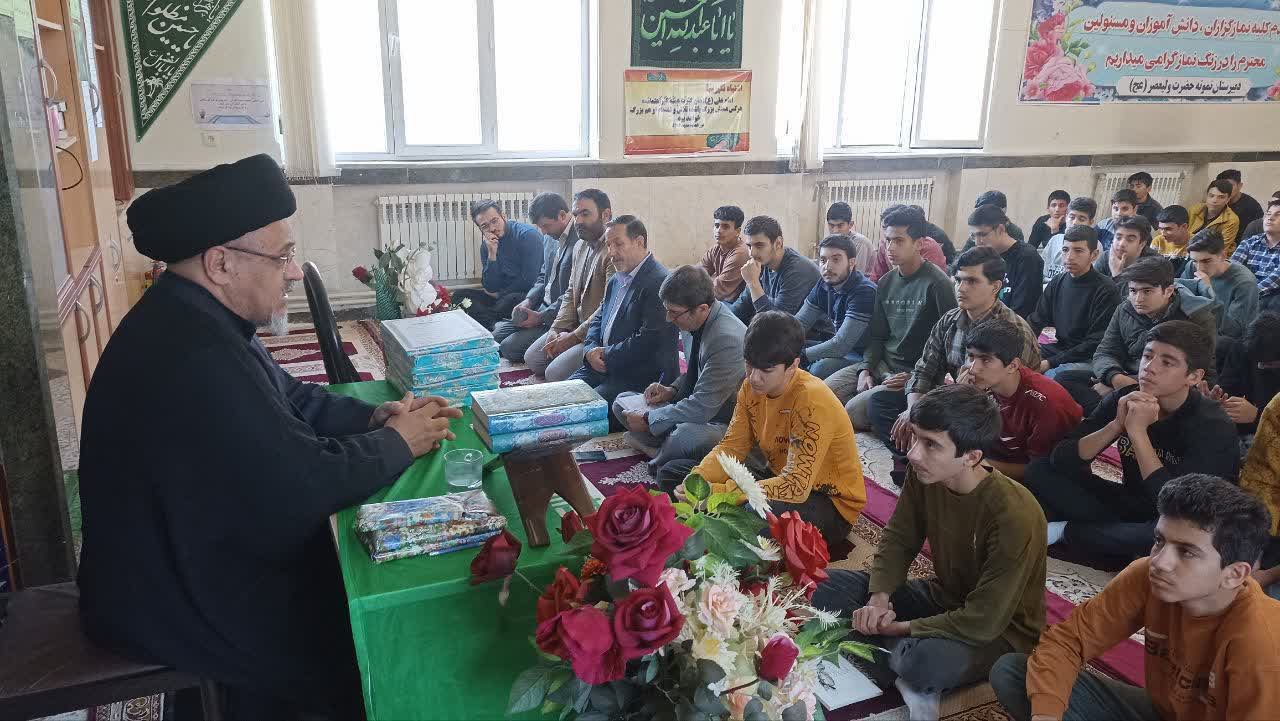 حضور امام جمعه بناب در دبیرستان نمونه ولی عصر (عج) بمناسبت ۱۳ آبان روز دانش آموز