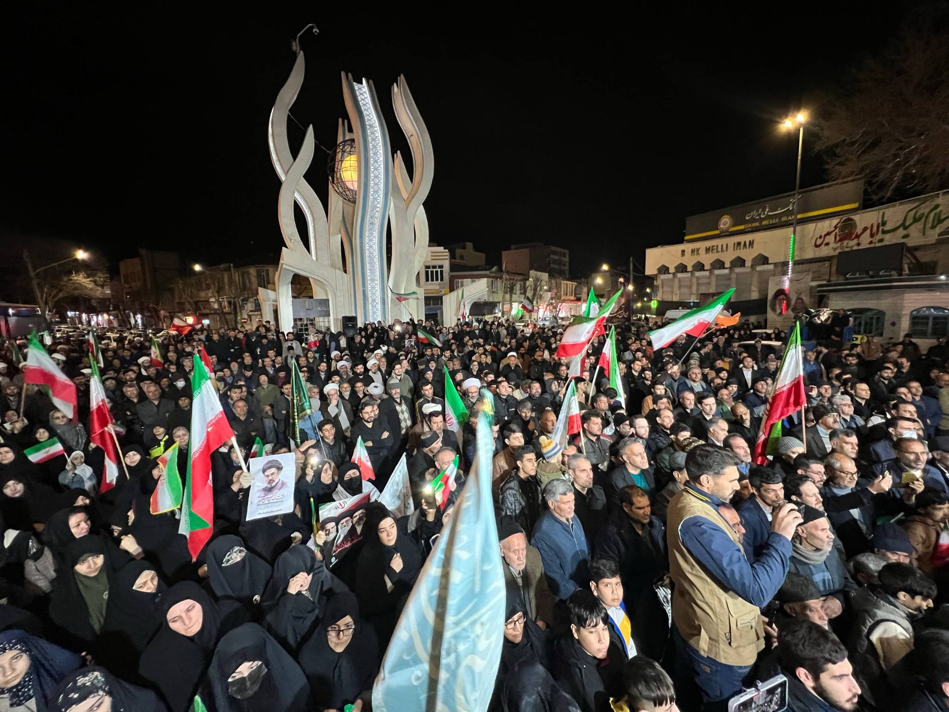 بناب در وداع با شهید رفعتی/ حماسه‌ای در سایه باران و لبیک به رهبری/ مردم خیابان را رها نمی کنند